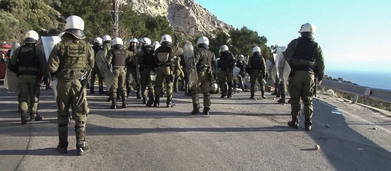 Χίος: Έφοδος των κατοίκων στα ξενοδοχεία των ΜΑΤ - 5 τραυματίες (φωτό)